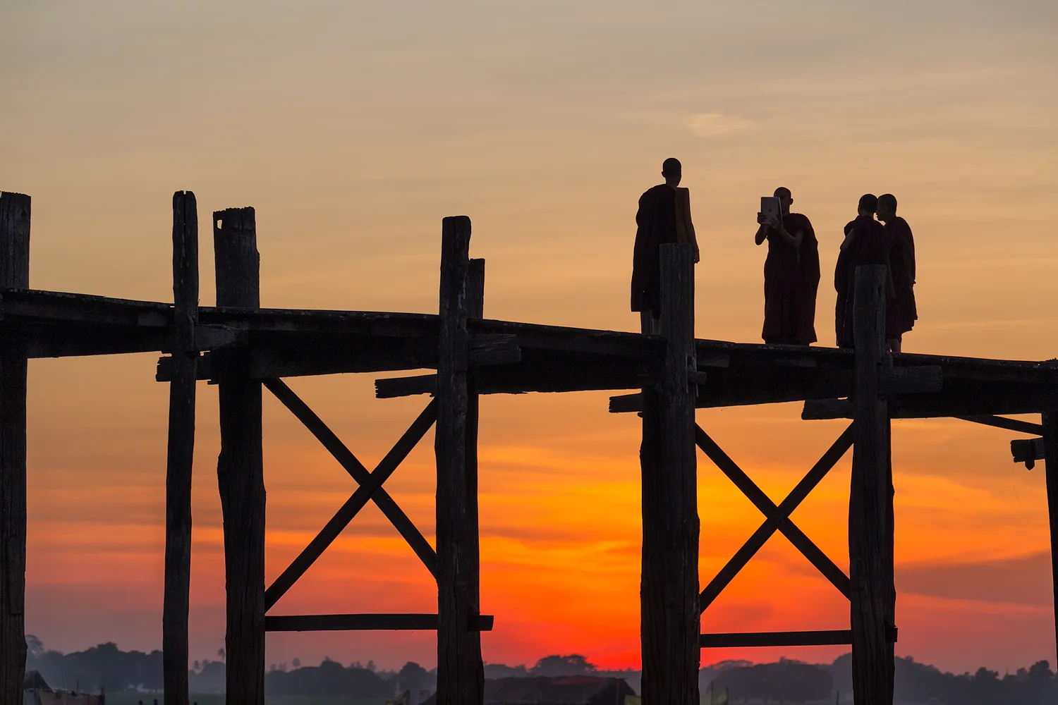 Young monks on U Bein Bridge | 170mm | 1/320th sec | f6.3 | ISO200