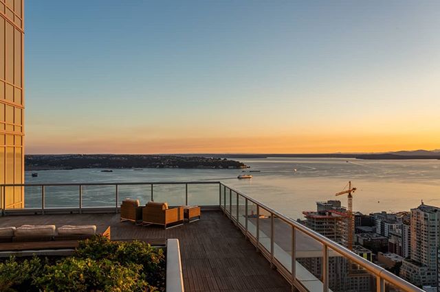 31 floors above the city in one of Seattle's most coveted buildings. 🏙This light-filled condo was just listed by RSIR broker, @gwobalinternational for $1,130,000!

Click the link in our bio to view more!