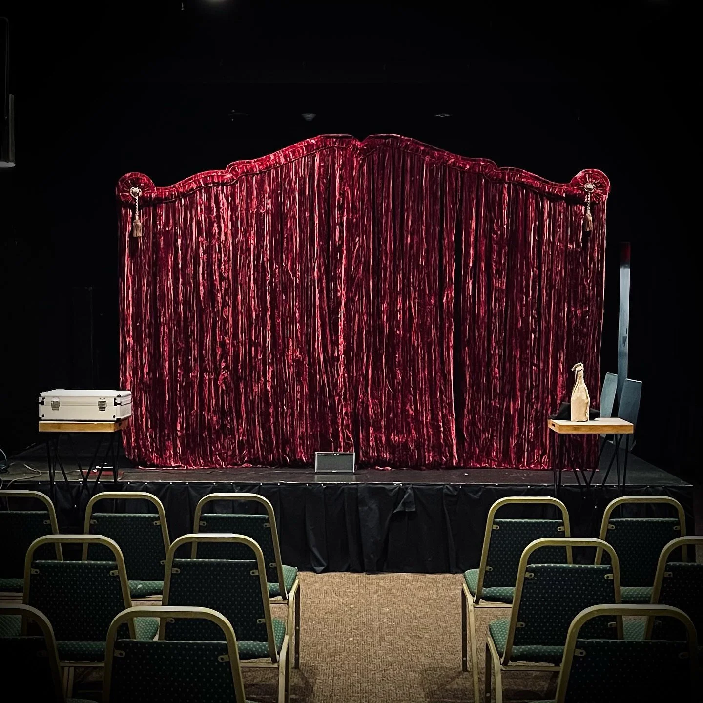 The stage was set and we had three fun shows yesterday to celebrate #spookyseason. Two shows for the witch walk and one for @theprinterscabinet 

Thank you to everyone who came out to join in the fun. 

#mentalism #mindreading #bizarre #spookyseason 