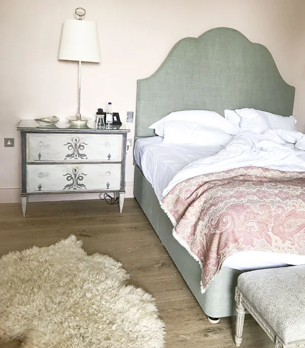 Isn't that pink paisley throw blanket just divine? Oh, and apologies to my readers who like things tidy. Unmade beds are popular in social media these days.