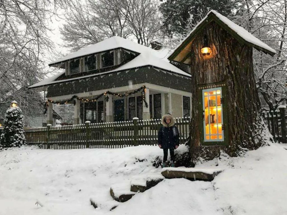 A free library that makes use of a dead tree.