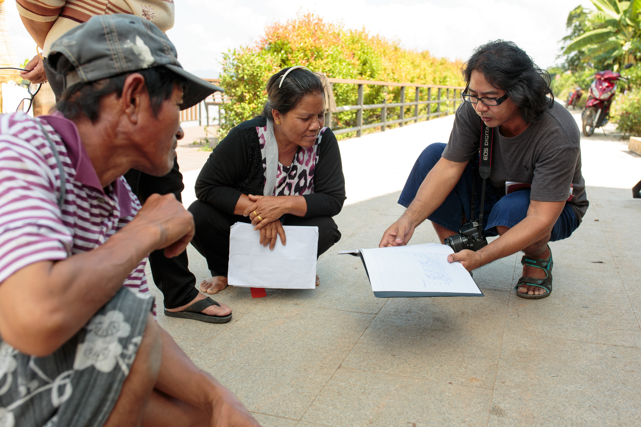 Saman is the treasurer of the local fishing association. On this day, the association has heard the good news that the Chiang Khan tourism board is offering money to build a new fishing museum for the community. 