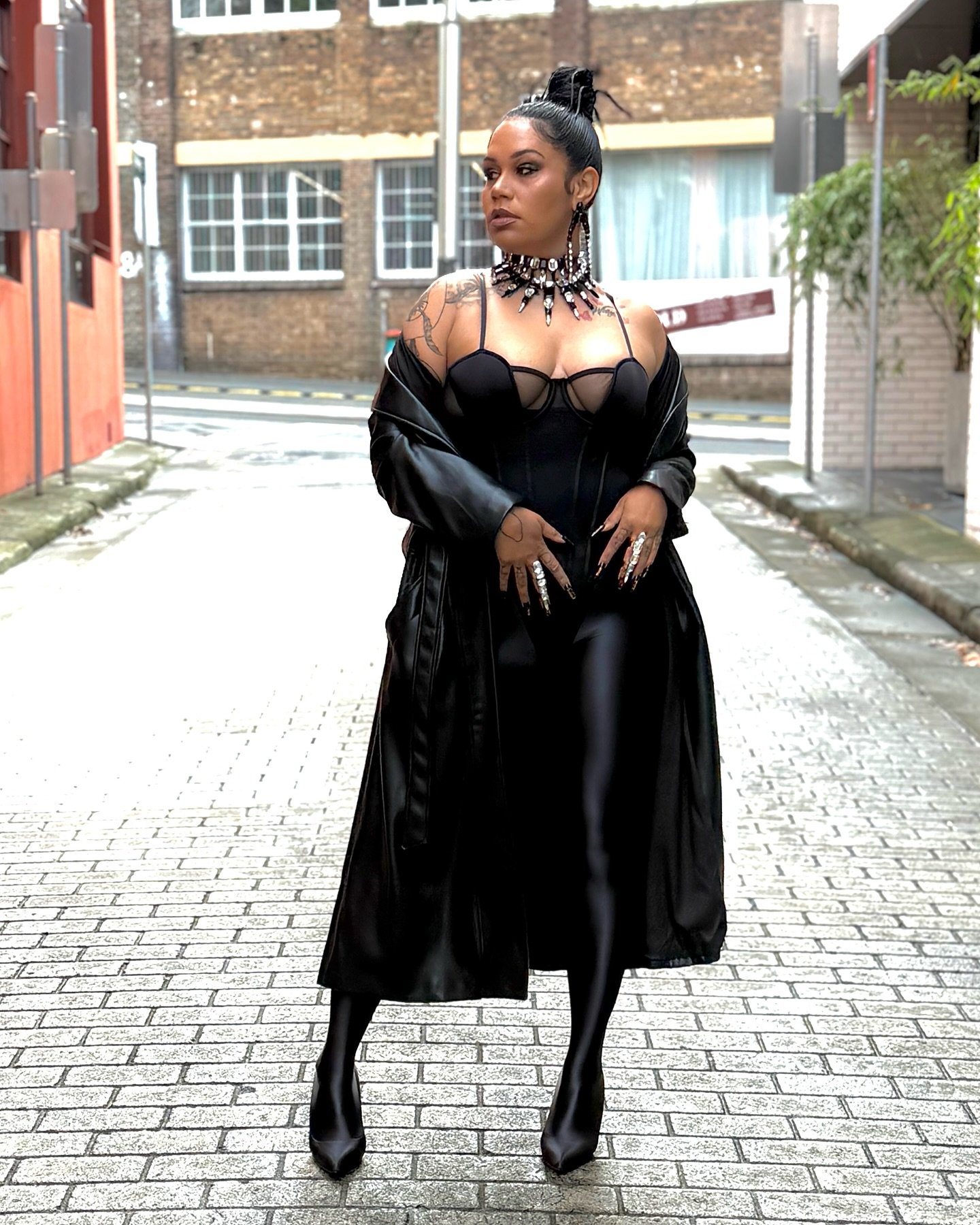 🖤 THE BIG TIDDA FILES 🖤

@barkaa__ #AFW Day Three

The brief : BLAK WIDOW 🕷️

BARKAA wears @houseofemmanuele Jewels 💎

Hair @djahmuhair ❤️

🖤💛❤️