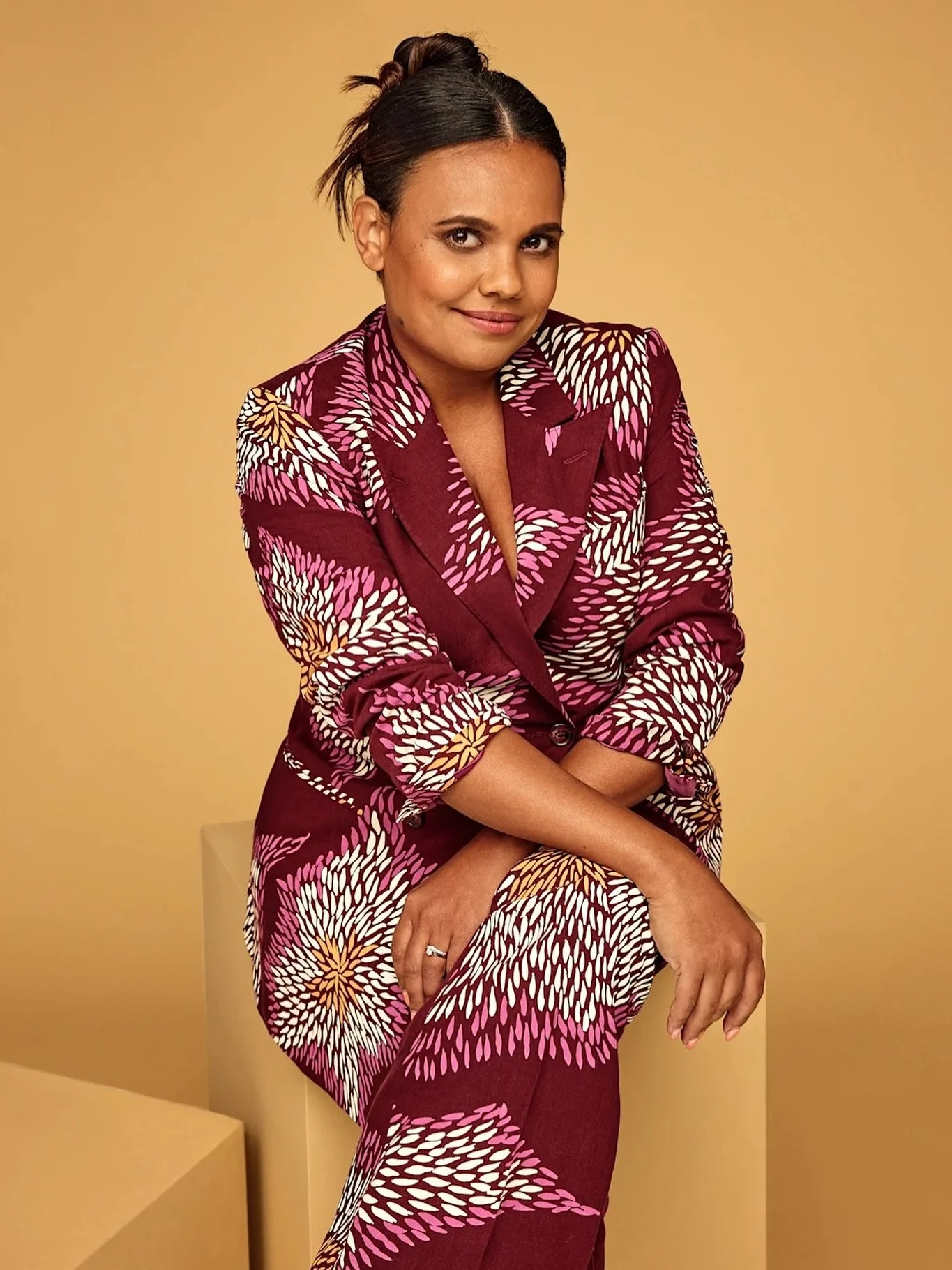 📺 PARENTAL ADVISORY 📺

1000% we needed a follow-up to the 2019 smash hit, Top End Wedding and Top End Bub is about to breach. @misstap is on the promo trail and on point wearing @ikuntjiartists Ininti at Muruntji  Suit in Tencel Linen, made by @mra