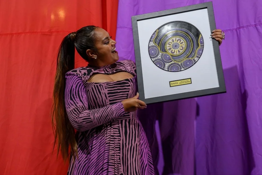 👑 MOTHER COUNTRY 👑

Last month on Larrakia Country, MOTHER, also known as @jessicamauboy, was inducted into the NIMAs Hall of Fame, celebrating her remarkable 17+ year career. Jess chose to wore a custom-designed @ikuntjiartists gown created by @be