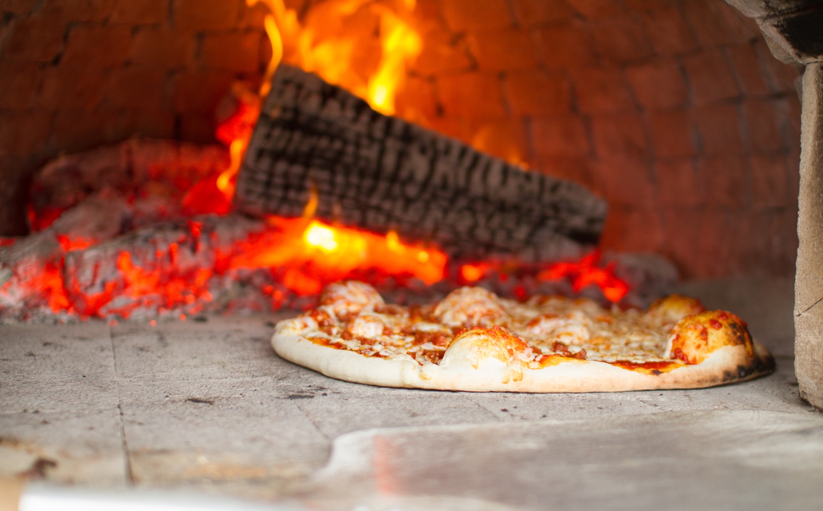 BigOs_Pizza_InOven.jpg