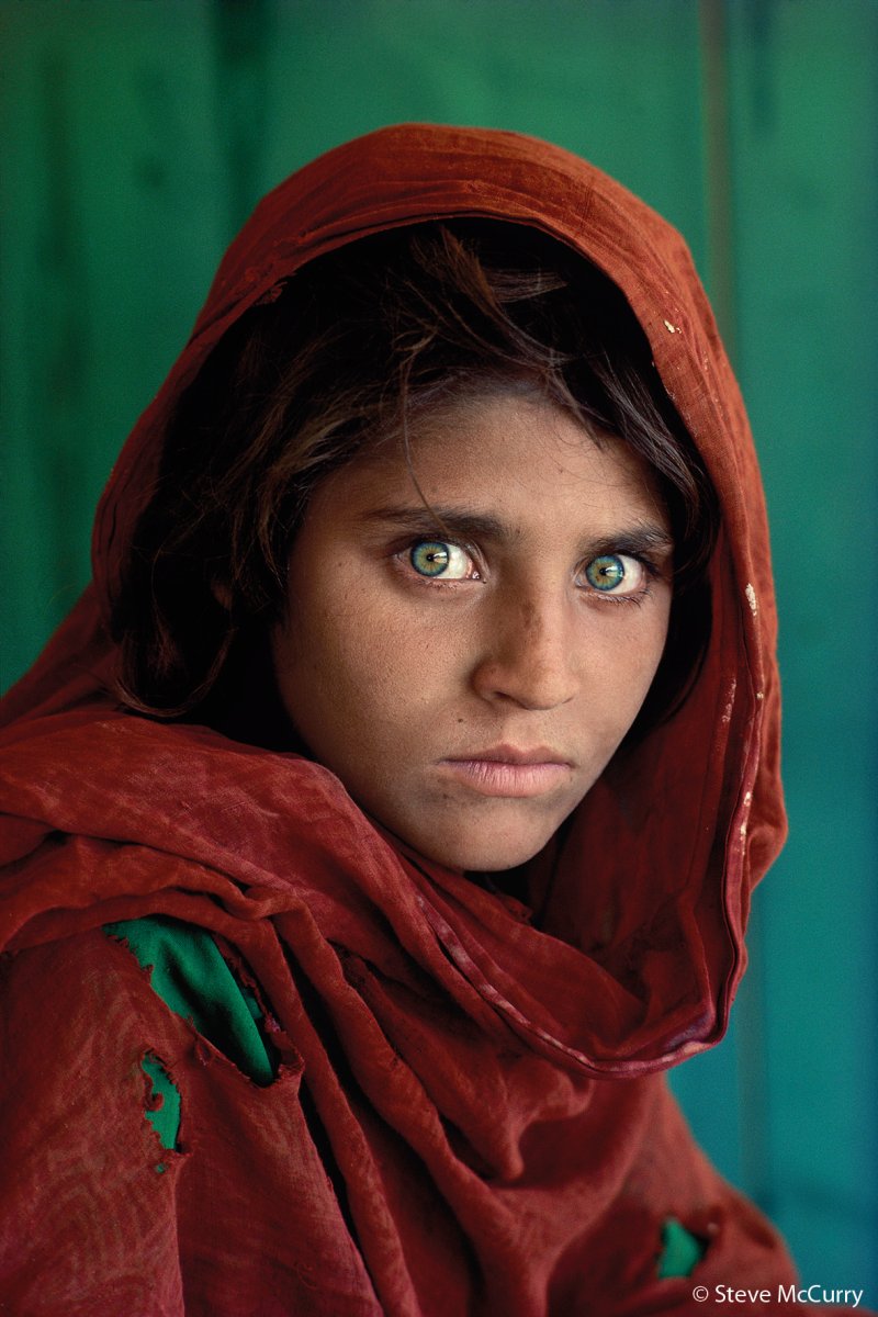 Sharbat Gula fue fotografiada cuando tenía 12 años. Fue en el campamento de refugiados Nasir Bagh de Pakistán durante la Guerra de Afganistán (1978-1992) . Su foto fue publicada en la portada de National Geographic en junio de 1985 y, debido a su expresivo rostro de ojos verdes, la portada se convirtió en una de las más famosas de la revista.
