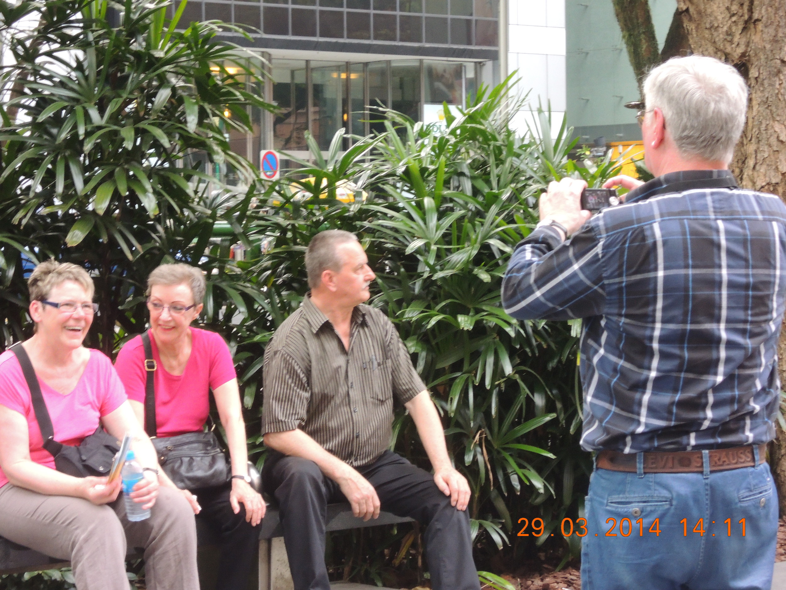 Tourists on Orchard--it's hot out there.