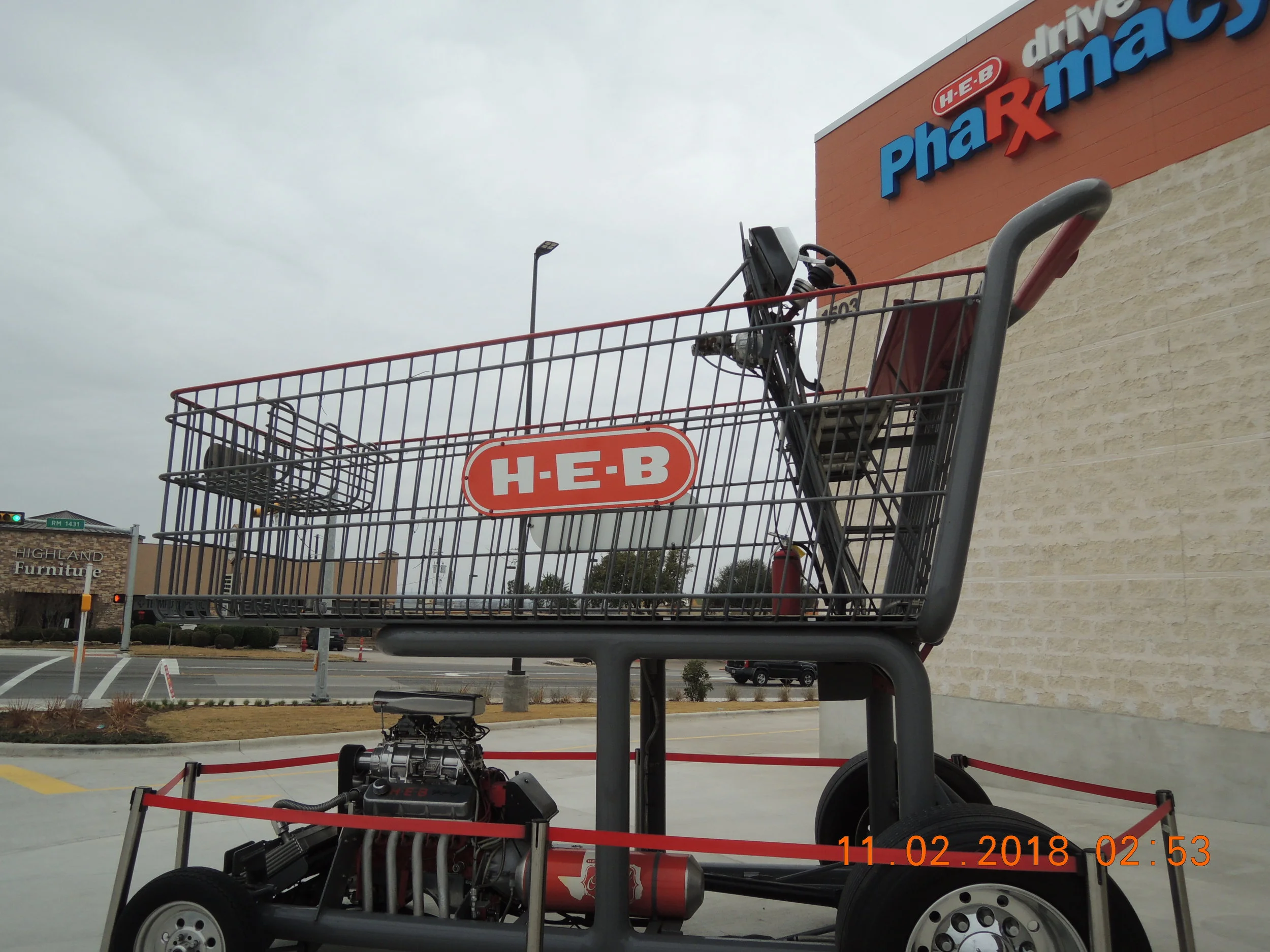 You can't tell it from this picture, but this shopping cart is twenty feet tall. Things are CRAZY at the new HEB.
