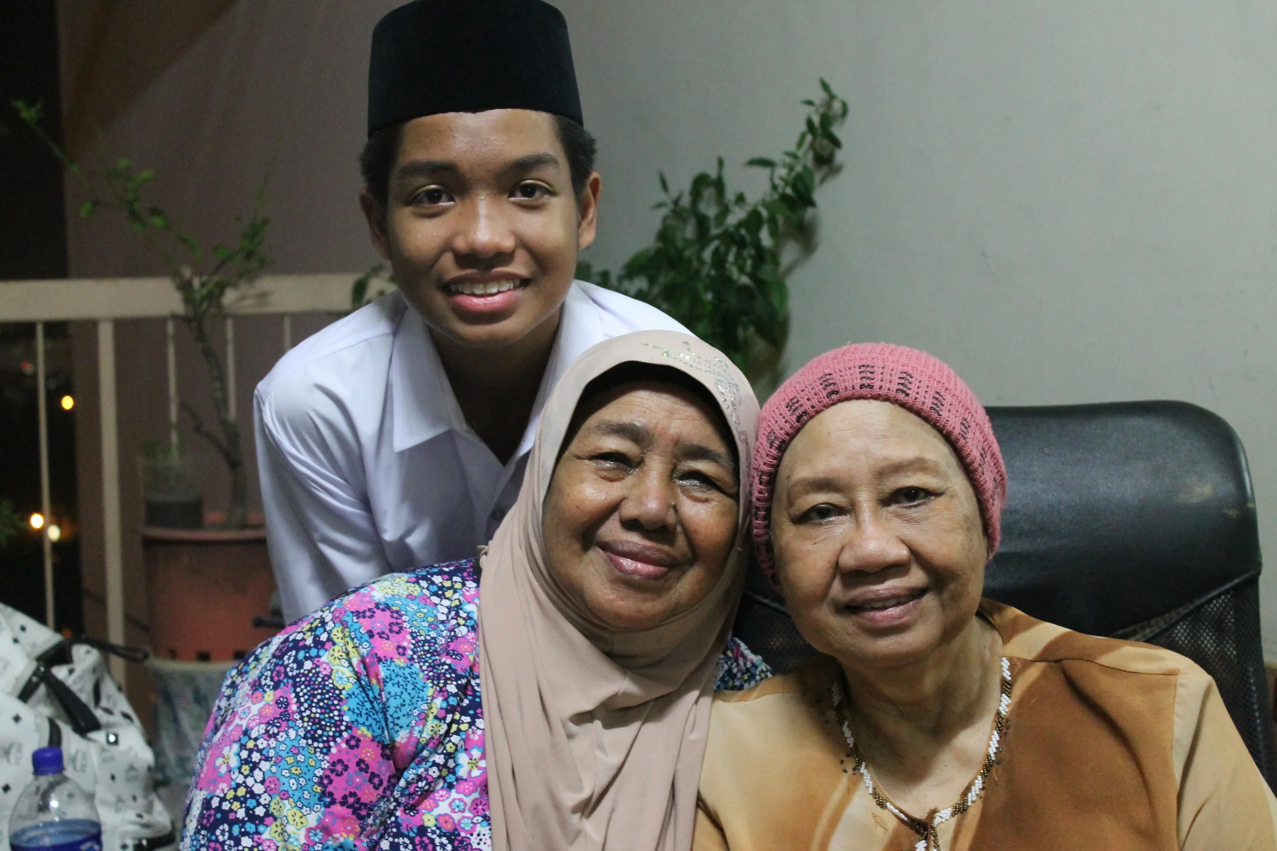 Kami menyewa rumah nenek (kiri) yang sudi bersama kami sepanjang malam!