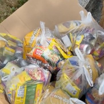 Pengagihan Makanan di Luar Masjid