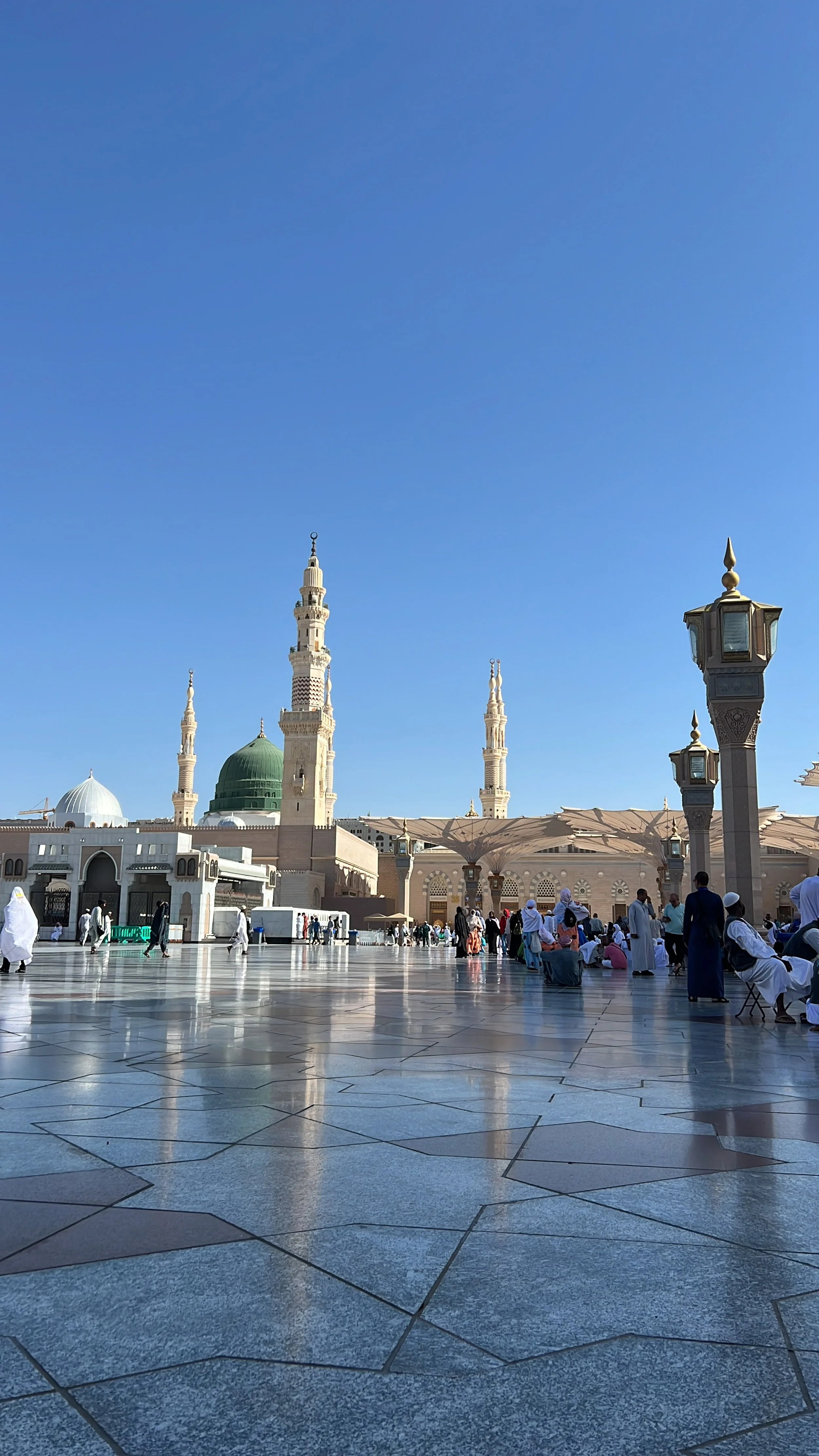 Bacaan doa dan selawat ketika menziarahi makam Rasulullah s.a.w di Masjid Nabawi, Madinah
