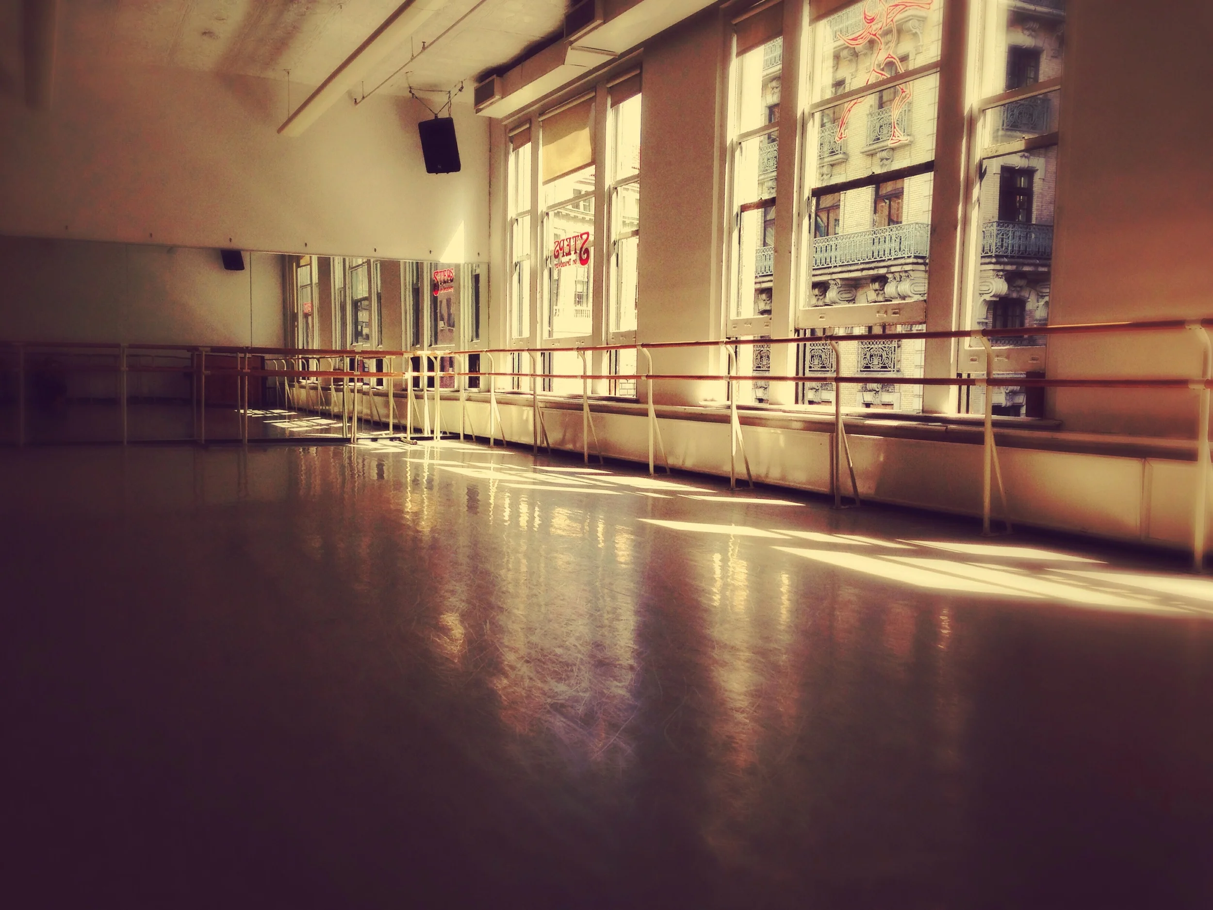  早上的教室裡  我和地板做朋友  請空氣裡的小天使幫我把腿提高  和腳指頭說話  放鬆  身體呼吸著  小天使說，你看見周圍的美了嗎？     2014.6.22. 