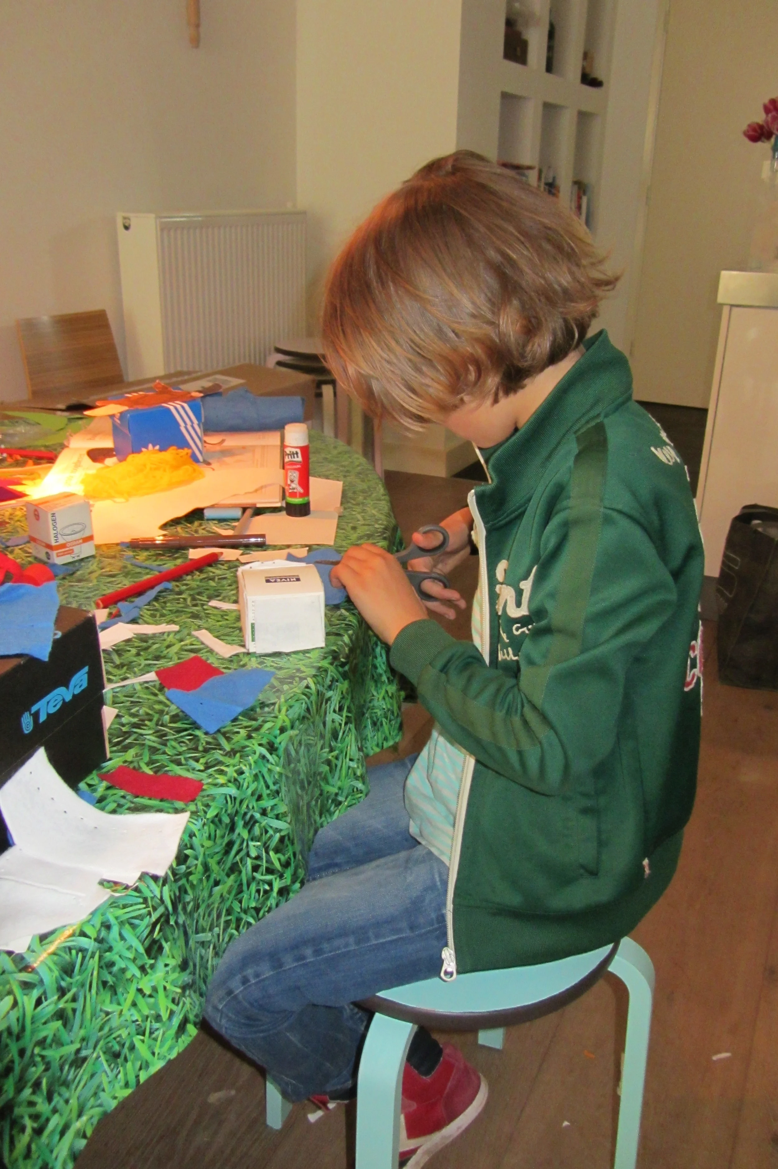 Hugoknutselen voorNepal.JPG