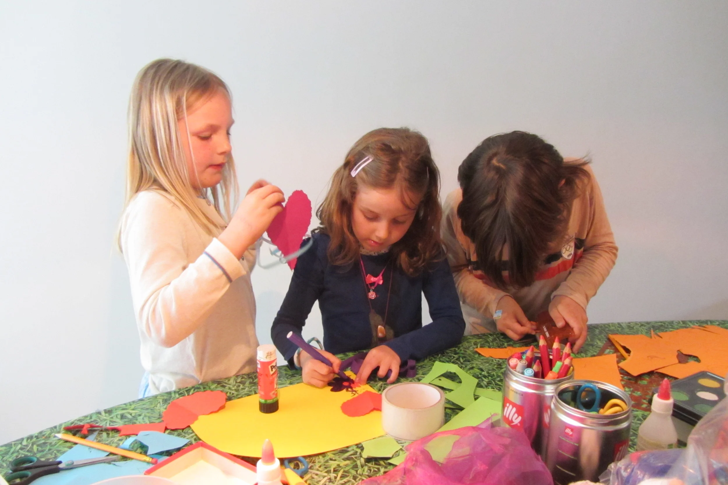 Ives,Lana&Willemijnknustelen voorNepal.JPG