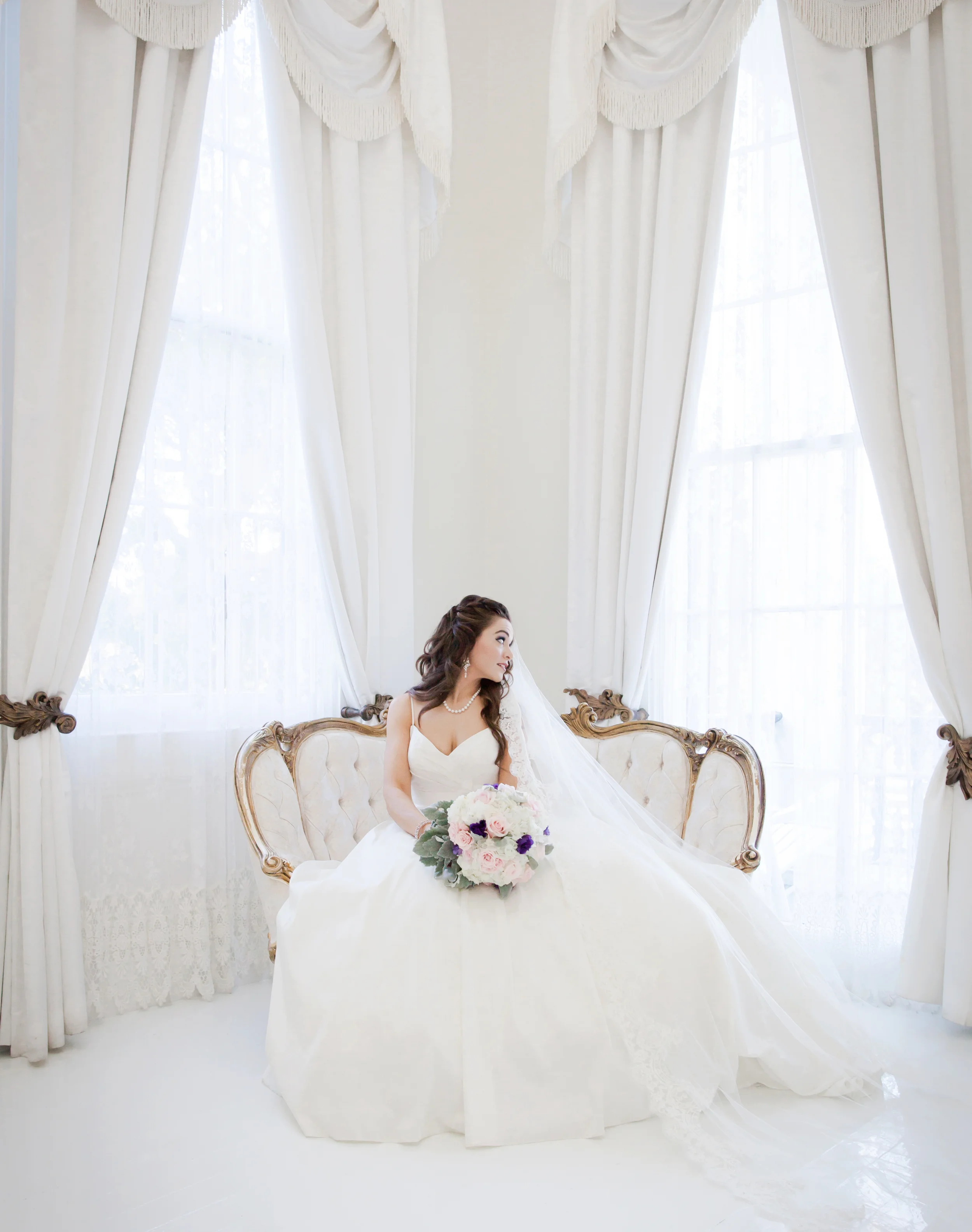 The White room st Nottoway Plantation is a perfect setting for #stunning imagery of your bride in all natural light 