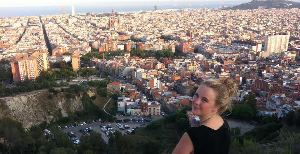 Stina vid en av Barcelonas svindlande utsiktsplatser