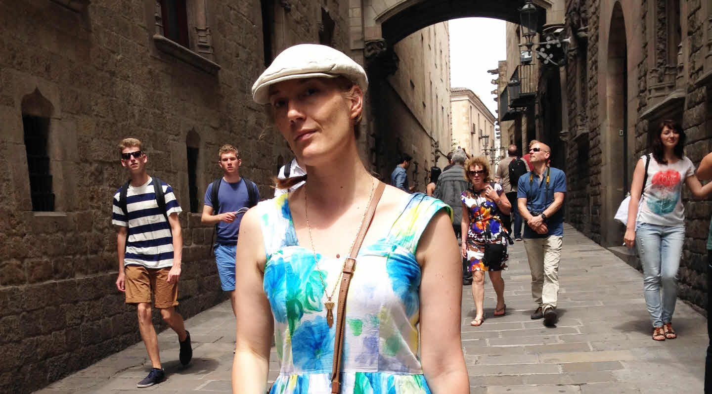 Vendela på stadspromenad i Barrio gotico