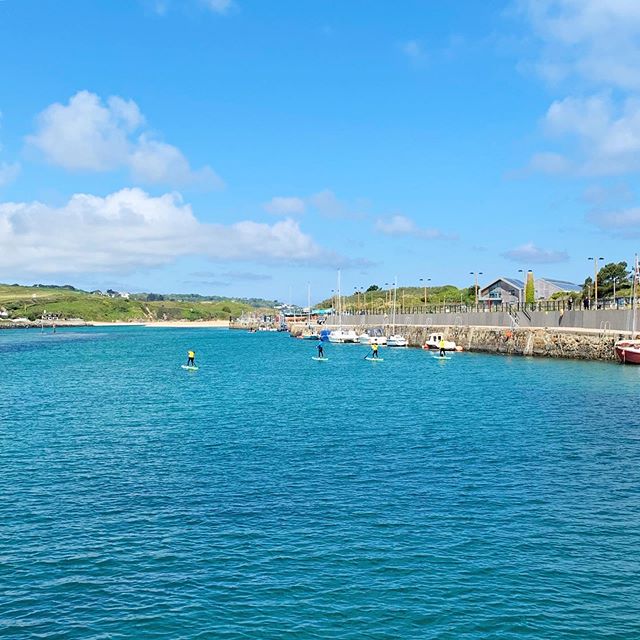 Early morning and evening paddles are the best 🤙 Cheers Guys! See you again soon. .
.
#visitcornwall #lovecornwall #surfclub #paddleboarding #pastypower #blueskys #summeriscoming #cornwall #surfing #surfschool #private #lessons #grouplessons #familylessons