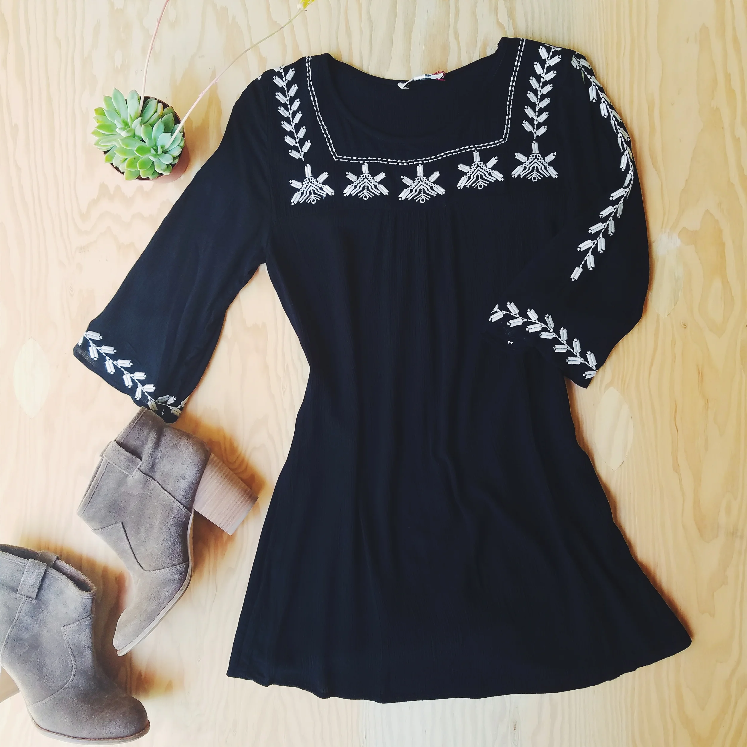 SAYULITA EMBROIDERED GAUZE DRESS 