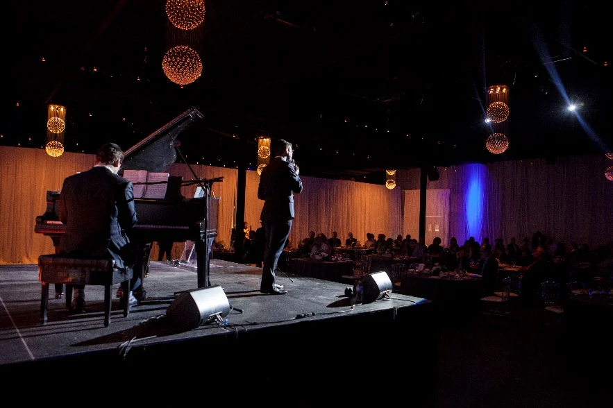 Simcha Leiner opening the show