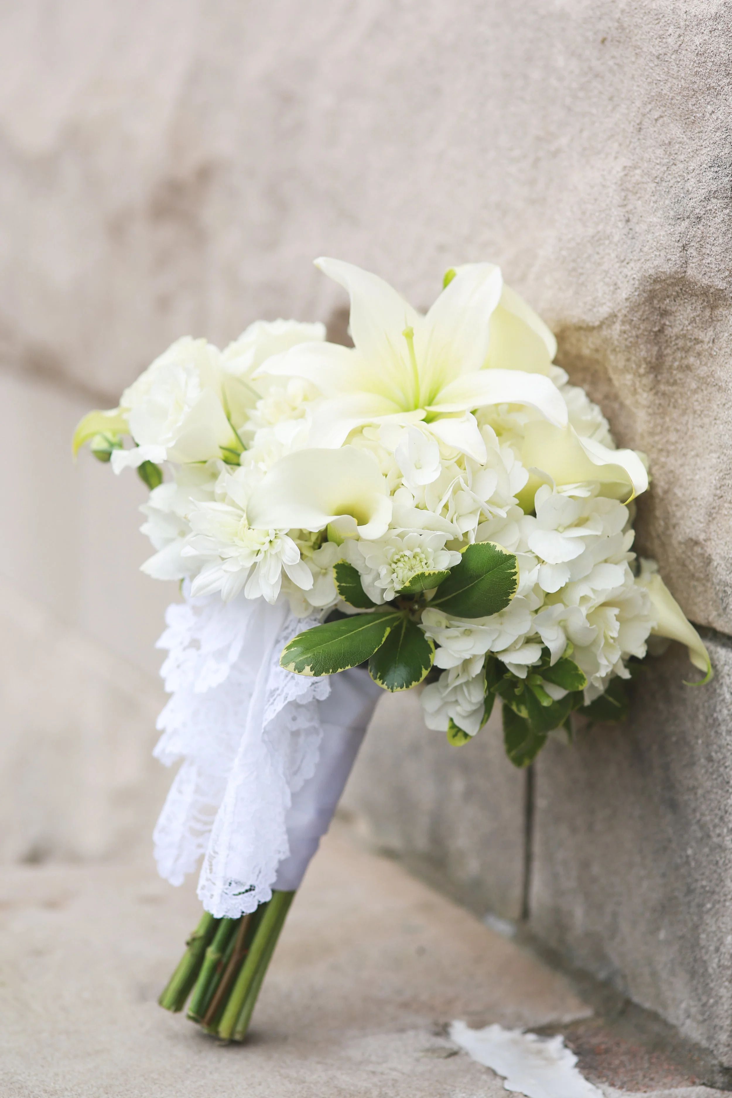 Hydrangea, dahlias, callas and asiatic lilies.