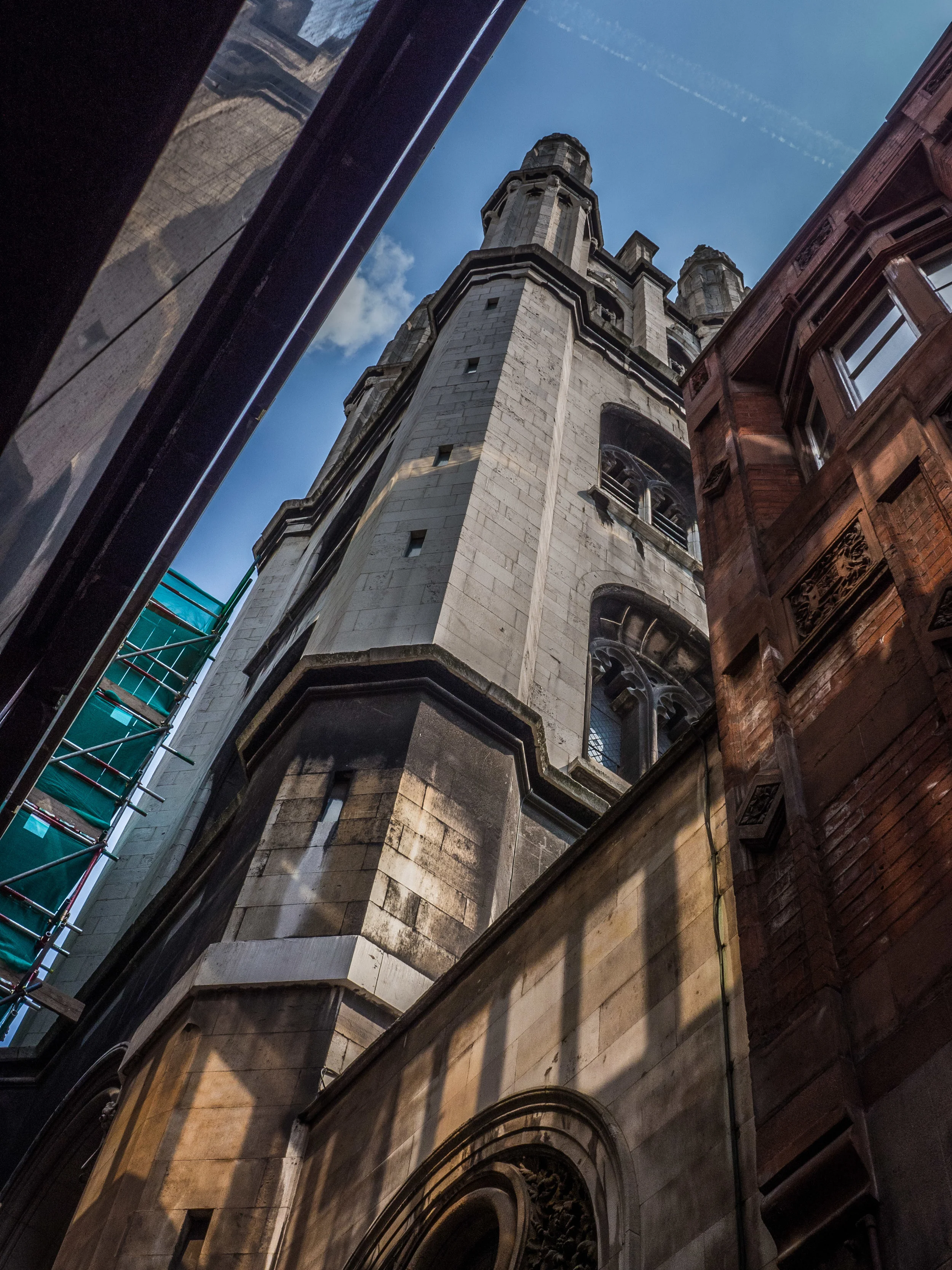 Like so many London Churches, St. Michael's is squeezed in between the surrounding buildings.