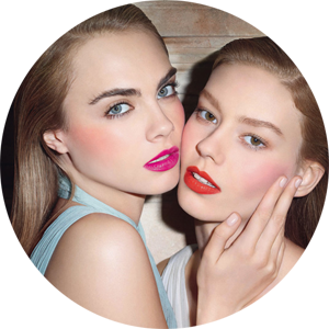 Forbidden Kiss for Cara Delevingne and Ondria Hardin