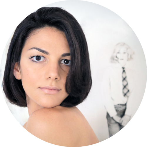 Sullo sfondo: Lady Warhol by Christopher Makos. Non perdetevi la mostra Altered Images, dal 12 Giugno al 3 Agosto presso la Galleria Carla Sozzani in Corso Como 10 a Milano. In collaborazione con Ports 1961.