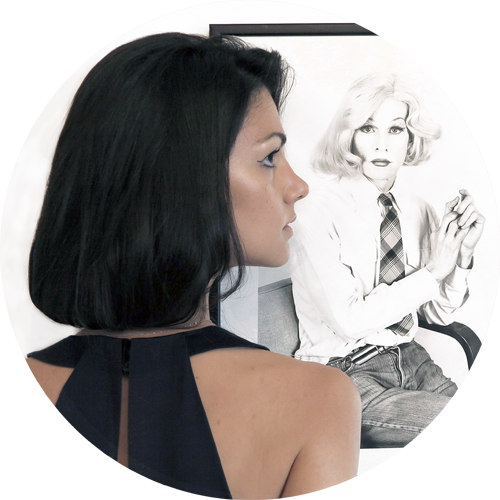 Sullo sfondo: Lady Warhol by Christopher Makos. Non perdetevi la mostra Altered Images, dal 12 Giugno al 3 Agosto presso la Galleria Carla Sozzani in Corso Como 10 a Milano. In collaborazione con Ports 1961.