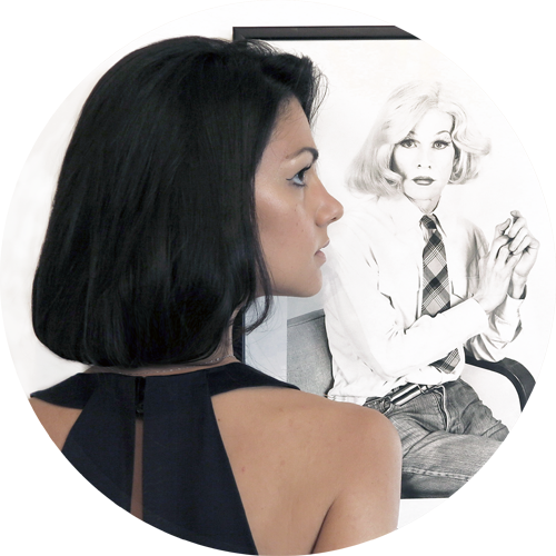 Sullo sfondo: Lady Warhol by Christopher Makos . Non perdetevi la mostra Altered Images , dal 12 Giugno al 3 Agosto presso la Galleria Carla Sozzani in Corso Como 10 a Milano. In collaborazione con Ports 1961 .