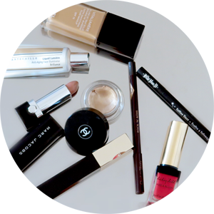 In senso orario, dall’alto. Chanel Vitalumiere Foundation; Charlotte Tilbury Rock n' kohl in Veruschka Mink; Kat Von D Tatto Liner, YSL Baby Doll Kiss&amp;Blush in n.5; Clarins Truly Waterproof Mascara in Intense Black; Chanel Illusion D'Ombre in Co…