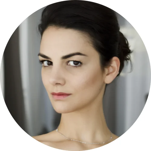 Wearing Luxe is More Eye Tint in Hollywood (a sheer layer), Lip Maestro in Pearly Nude (it's a perfect my-lips-but-better shade)&nbsp;and the Smooth Silk Eye Pencil in Black.