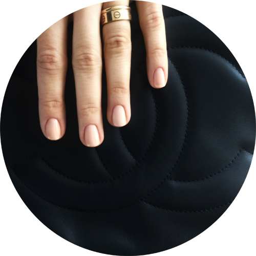 On the ring finger you can see the matte finish of Le Top Coat Velvet Sull'indice il finish opaco de Le Top Coat Velevt