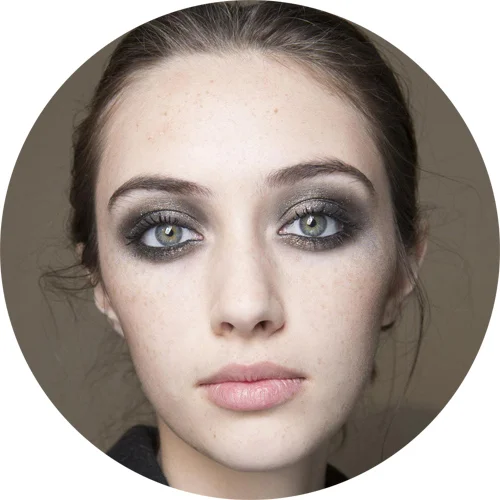 Elie Saab - the glittery smoky eye;&nbsp;lo smoky eye nero con tanto di glitter