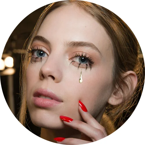 Jeremy Scott - Focus on the lower lashes; le ciglia finte a ciuffetti solo sotto.