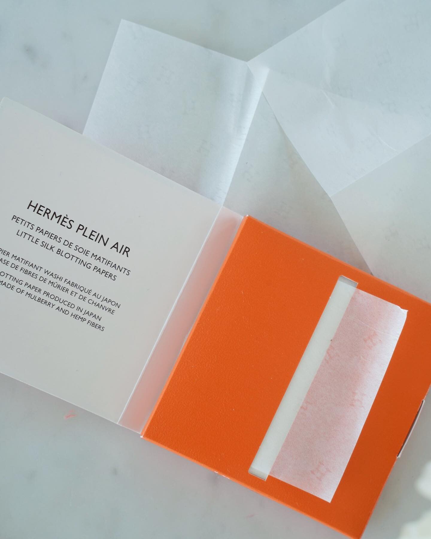 Little Silk Blotting Paper @hermes
.
Il modo pi&ugrave; chic per scongiurare l&rsquo;effetto ludico in qualsiasi occasione (perfetto per questa stagione di matrimoni e feste). 
.
.
.
.
.
.
#blottingpapers #flawlessskin #happyskin #yourskinwillthankyo