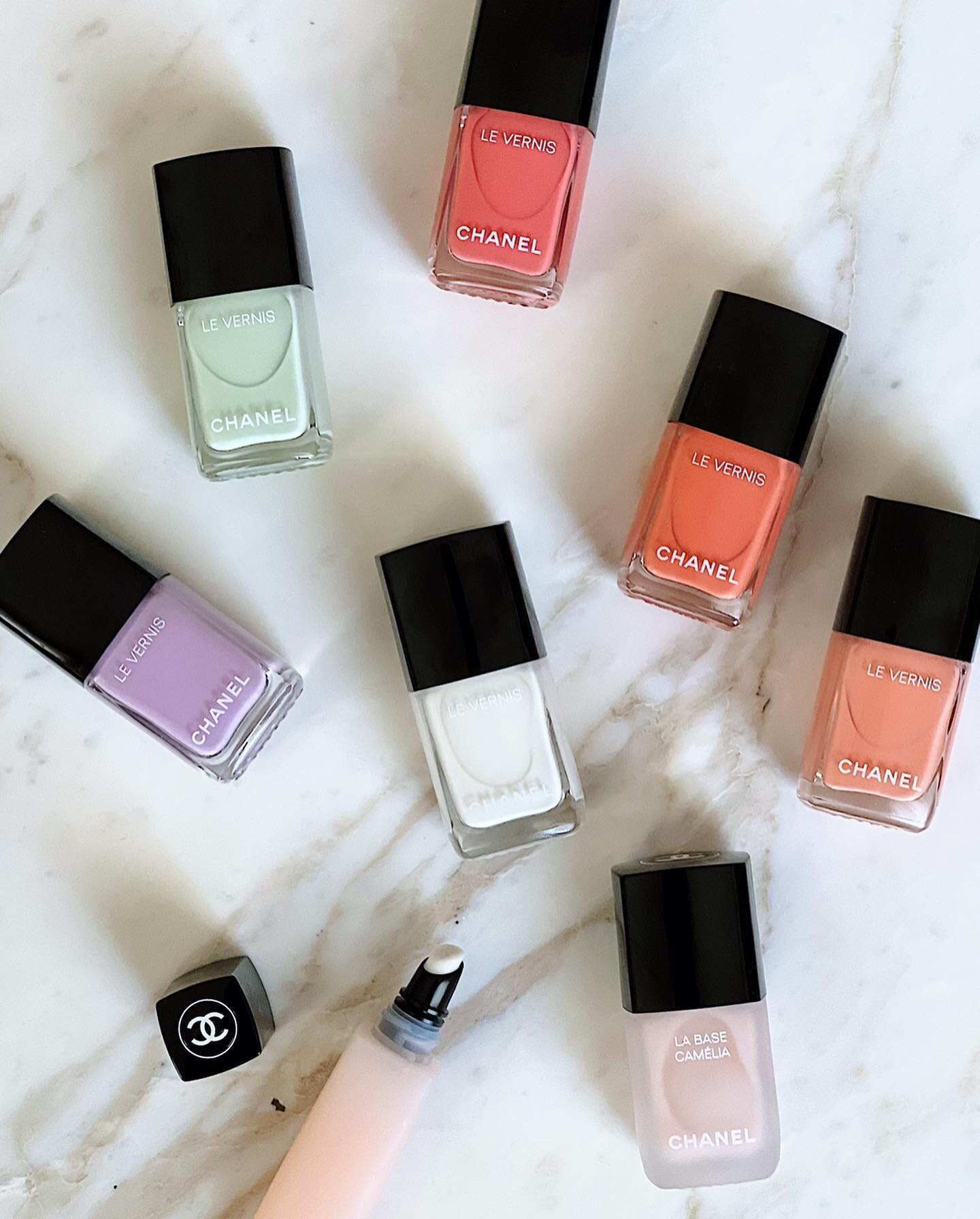 Let your nails do the talking
.
From top, clockwise:
&bull; Rose Coquillage 925 - coral peach pink;
&bull; Cap Corail 933 - bright orange coral;
&bull; Pastel Sand 929 - soft peach with a subtle gold sheen;
&bull; Blanc Ecume 927 - pure white;
&bull;