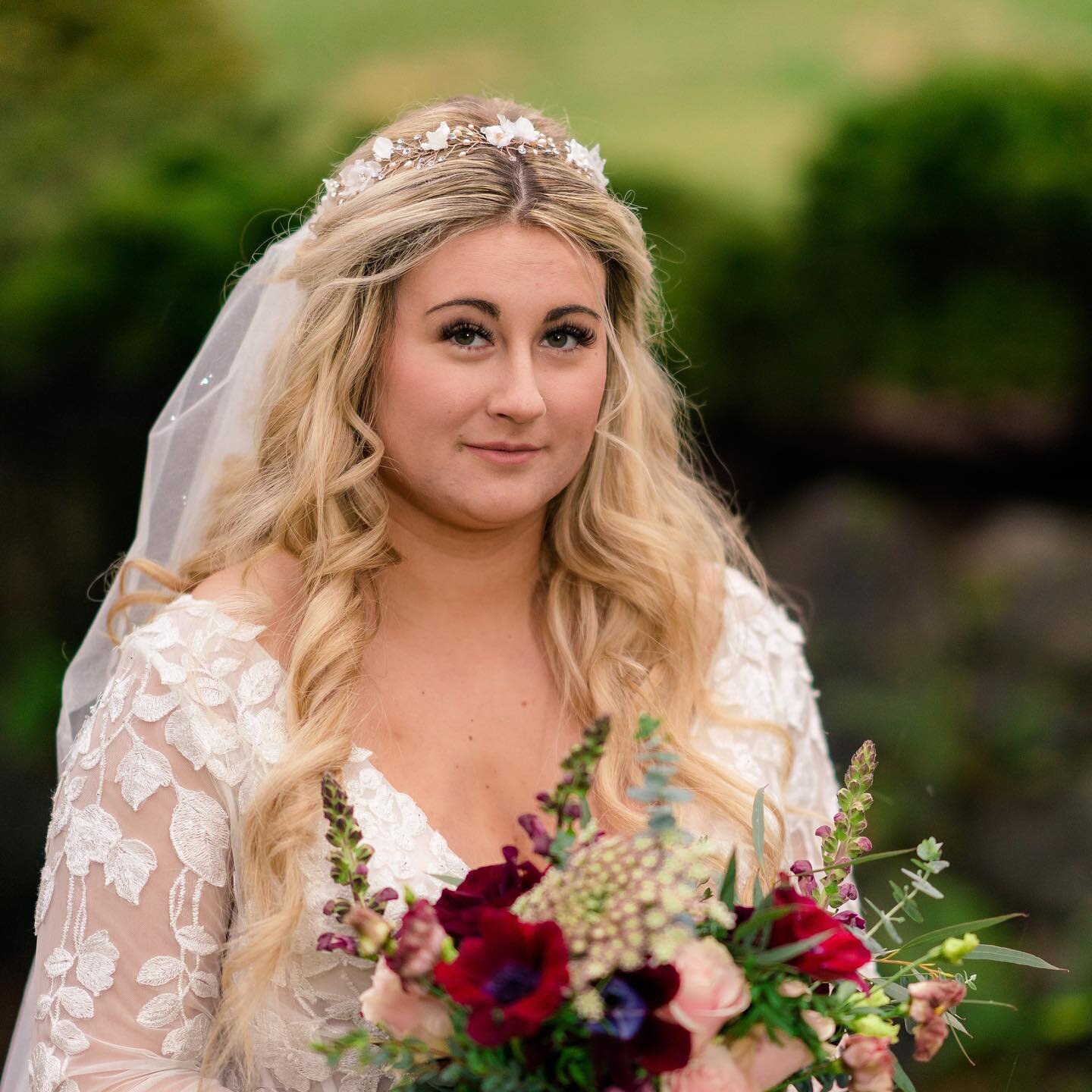 ✨Blonde Beauty✨ 

Before the snowstorm, I had the privilege of assisting Bride Hailey get ready for her elopement. She wanted wavy hair and simple bridal make up. Makeup that would bring out her natural features and cover acne scars. One of the many 