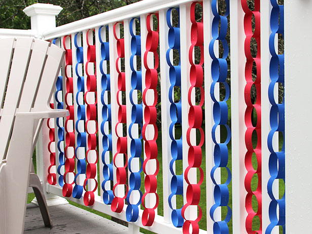{Via} You can set this project up at a craft table for the kids to make!
