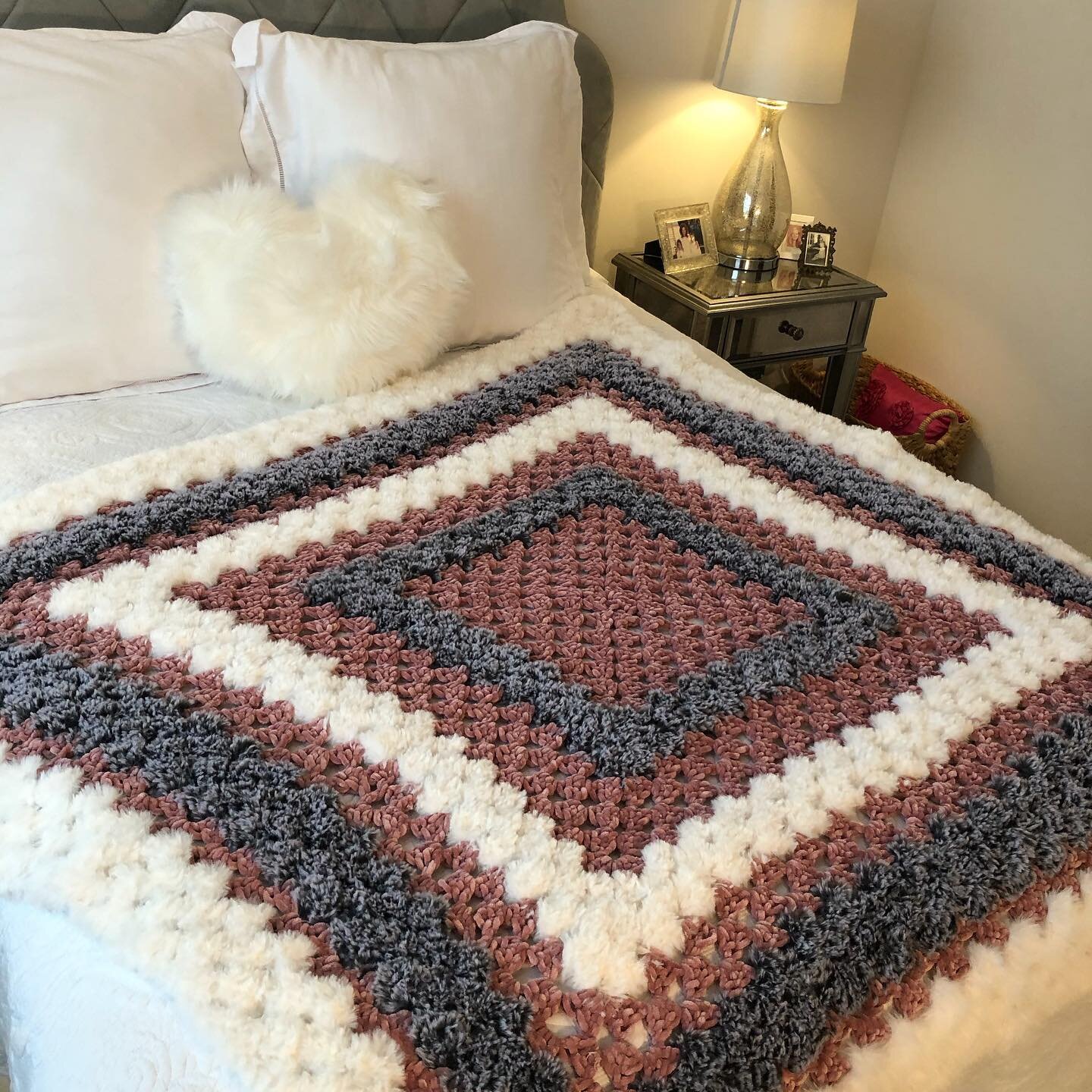 Velvet and faux fur blanket I crocheted in white, dusty pink and gray! Super SOFT!!!! #handmade #crochet #velvet #fauxfur #throwblanket