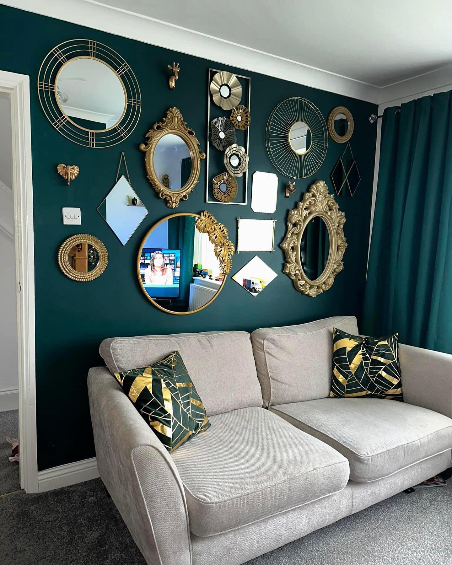 Tickled green. ππ
#dreams
#ModernHome
#Interior123
#interiorlovers
#topstylefiles
#smallspacesquad
#myhomeforHP
#finditstyleit
#modernhome
#interiorforinspo
#homedecorideas
#whitewalls
#ihavethisthingwithcolour
#myhomevibe
#loft
#cozyvibesβ€οΈ
#