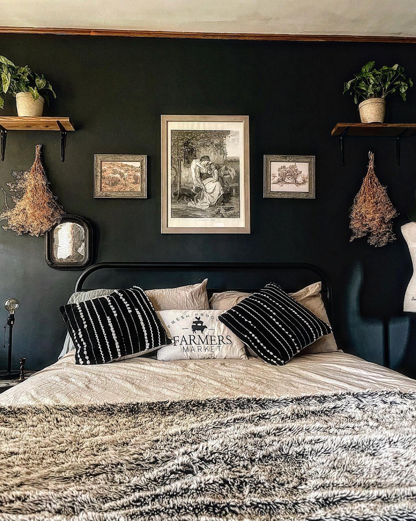 Bedroom is coming together nicely - still not finished with this gallery wall, but getting closer every day! π€
#dreams
#ModernHome
#Interior123
#interiorlovers
#topstylefiles
#smallspacesquad
#myhomeforHP
#finditstyleit
#modernhome
#interiorforin