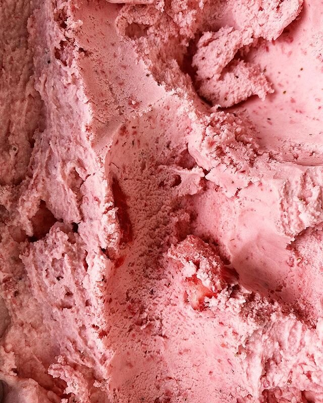 monday calls for homemade #strawberryicecream 🍓🍨 #kathrynmccraryeats #food52 #eeeeeats