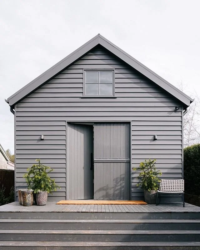 The clean lines of @lynda.gardener's new boutique couples only accommodation in Daylesford - Room + Board. Hiding inside is a lush mix of hanging plants, slouchy couches and layers of textiles.
⠀⠀⠀⠀⠀⠀⠀⠀⠀
Out now in @countrystyle mag.