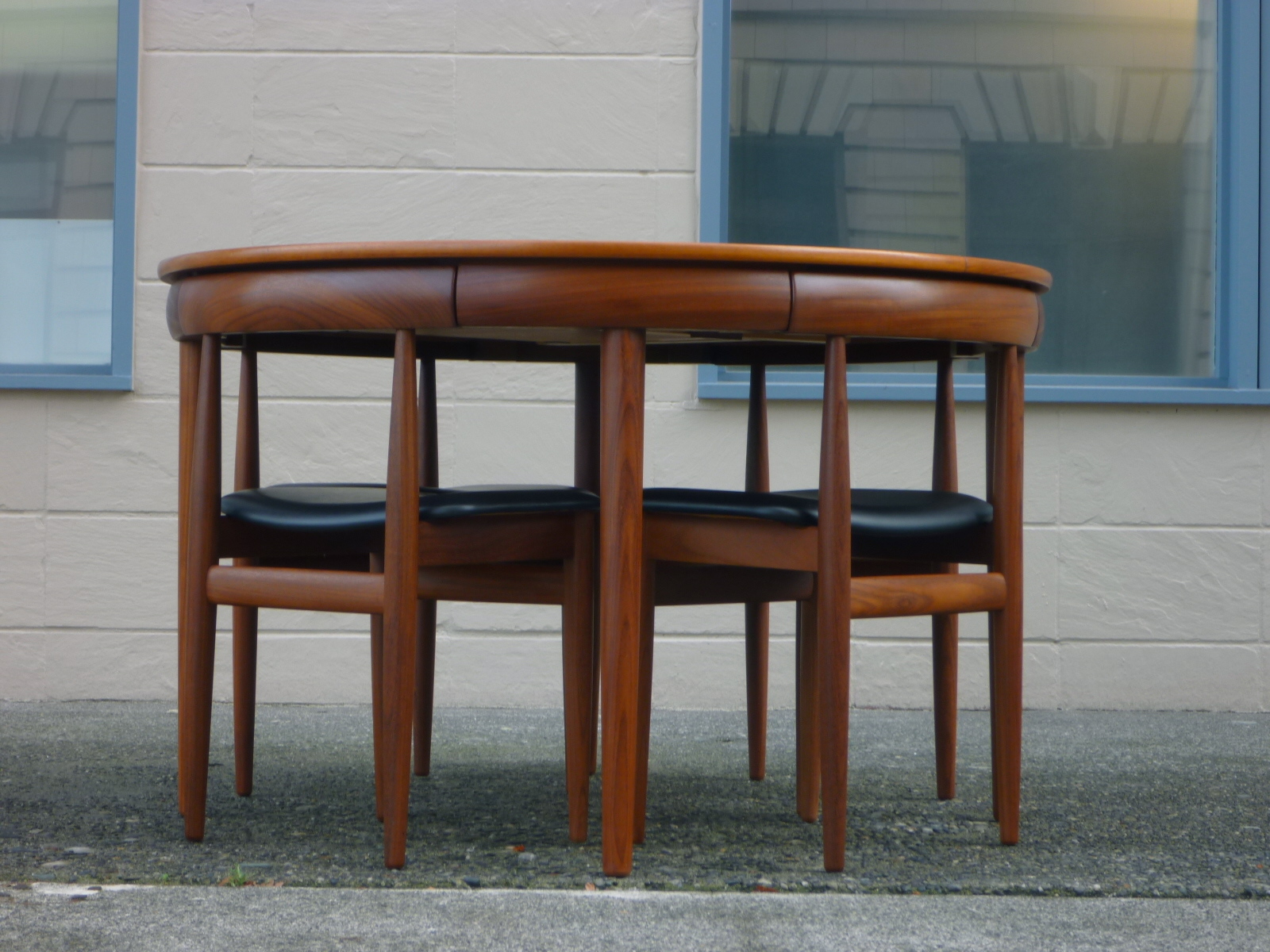 Replica set. Обеденная группа Mid Century. Круглы Хан стол. Стол и стулья Hans Olsen. Круглый столик в стиле МИД сенчури для фотошопа.