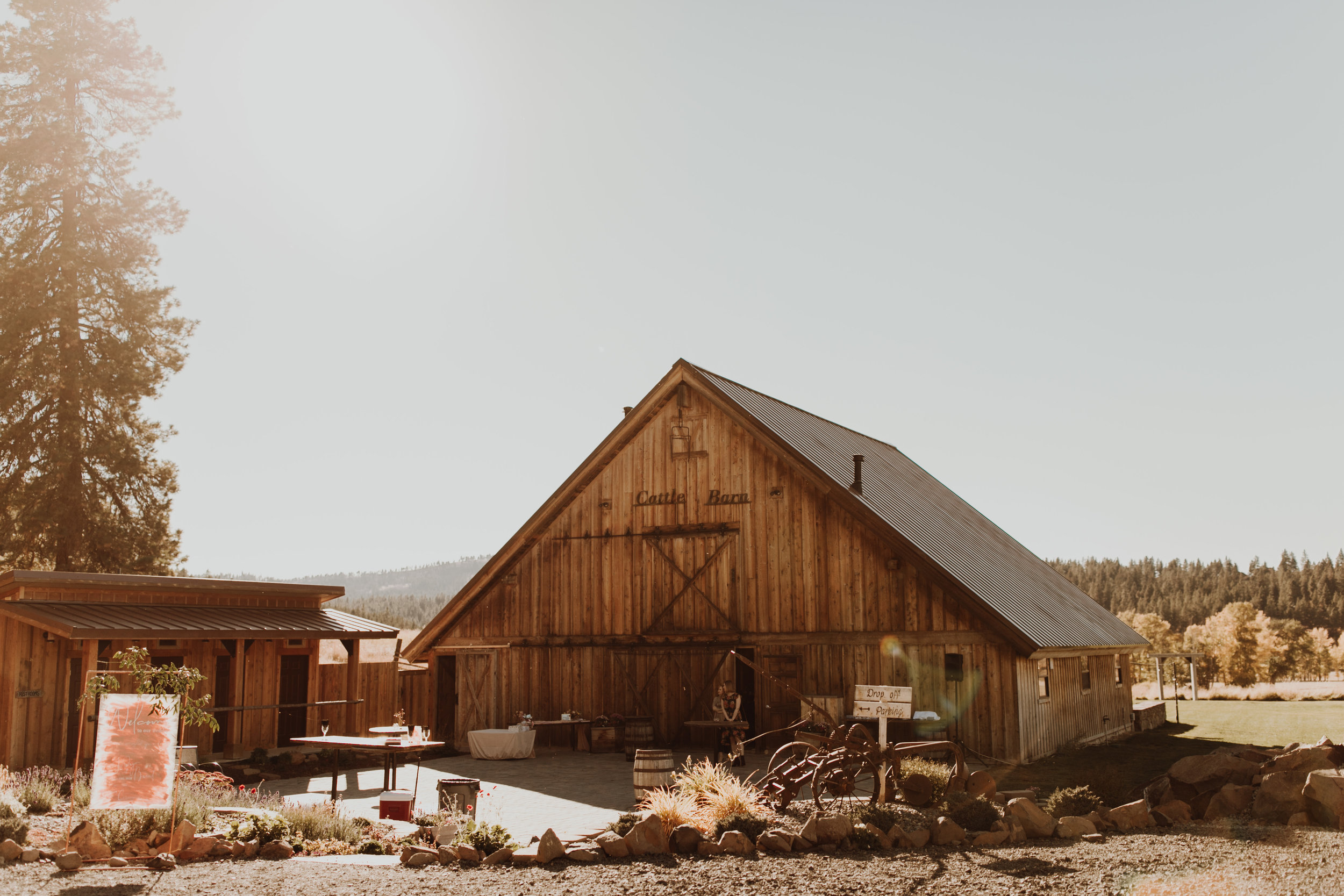 oliviastrohm_cattlebarnwedding-5-2.jpg