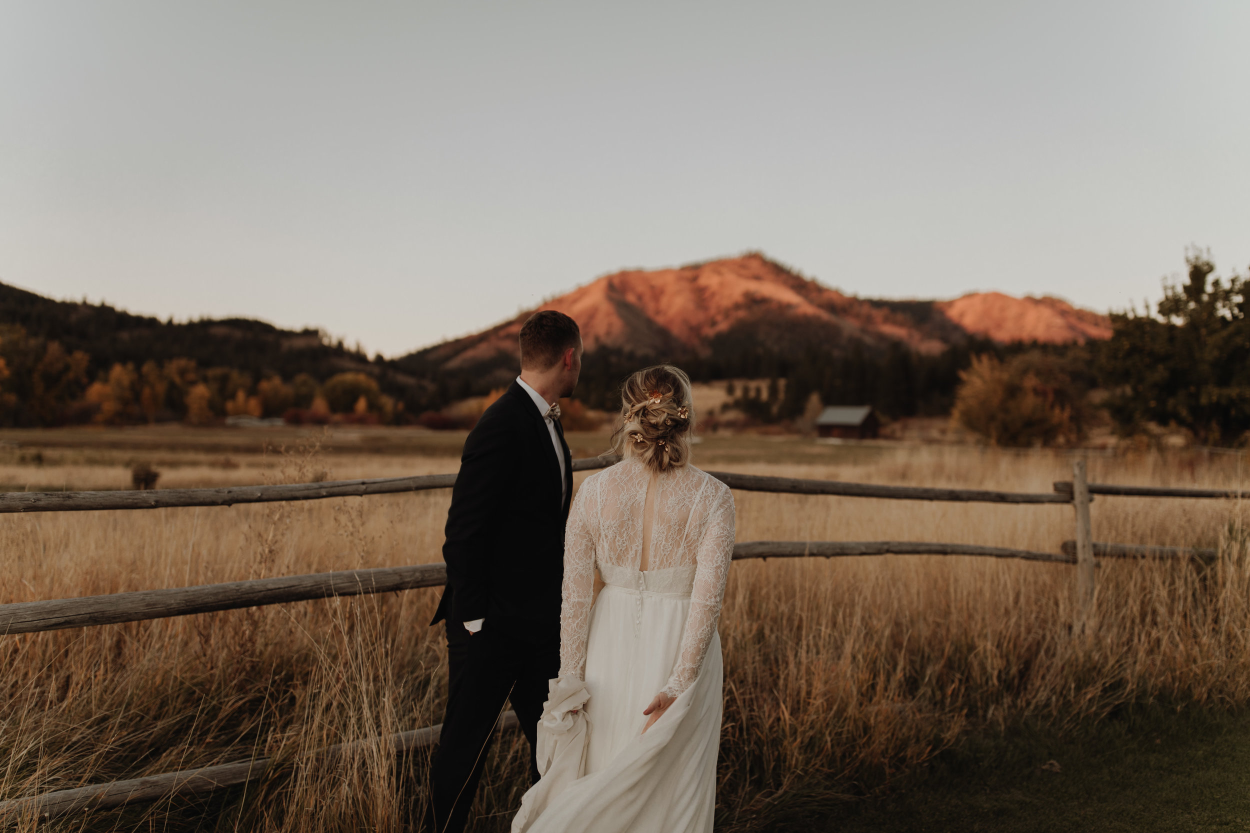 oliviastrohm_cattlebarnwedding_______-1.jpg