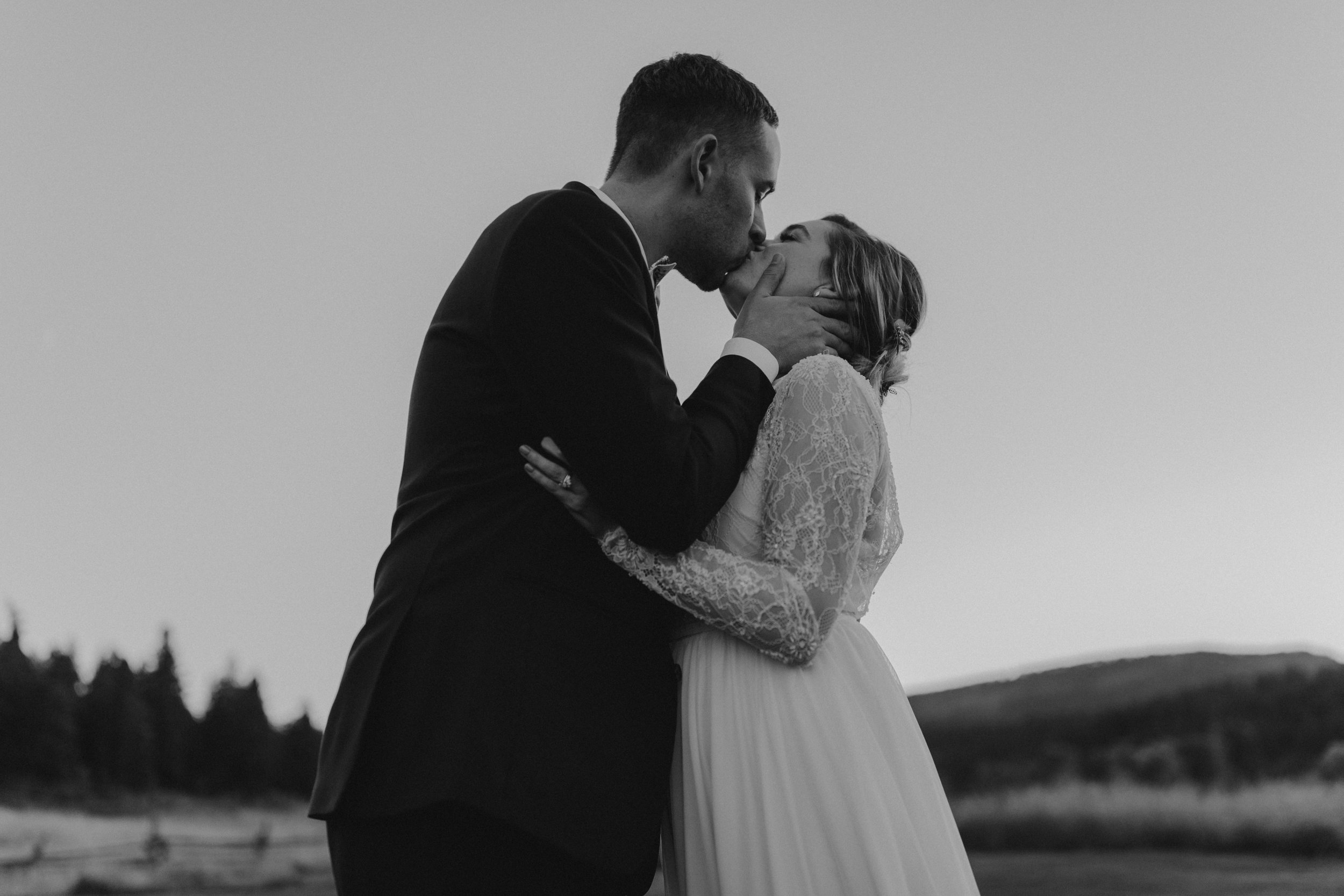 oliviastrohm_cattlebarnwedding_______-5.jpg
