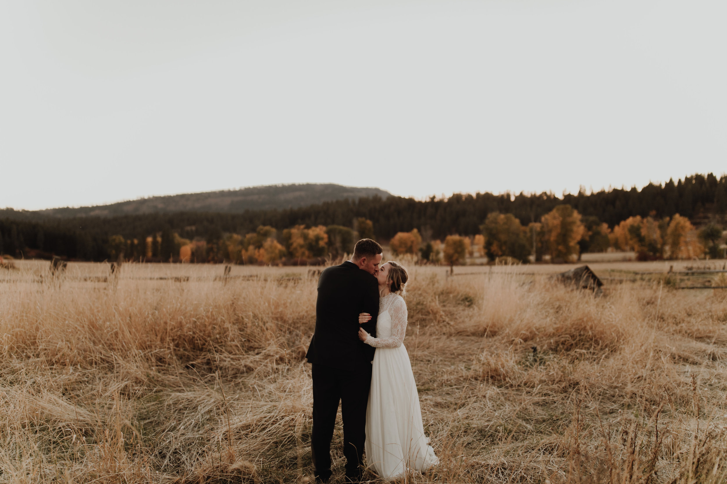 oliviastrohm_cattlebarnwedding_______-12.jpg
